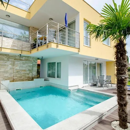 Danex Superior Apartment *